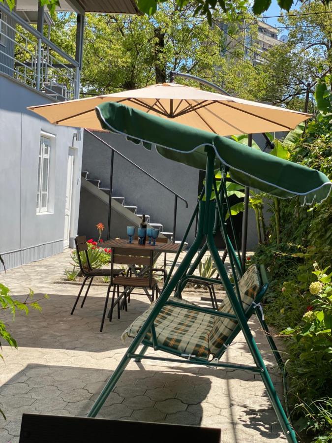 Гостевой Дом «Green Garden» Sukhumi Esterno foto